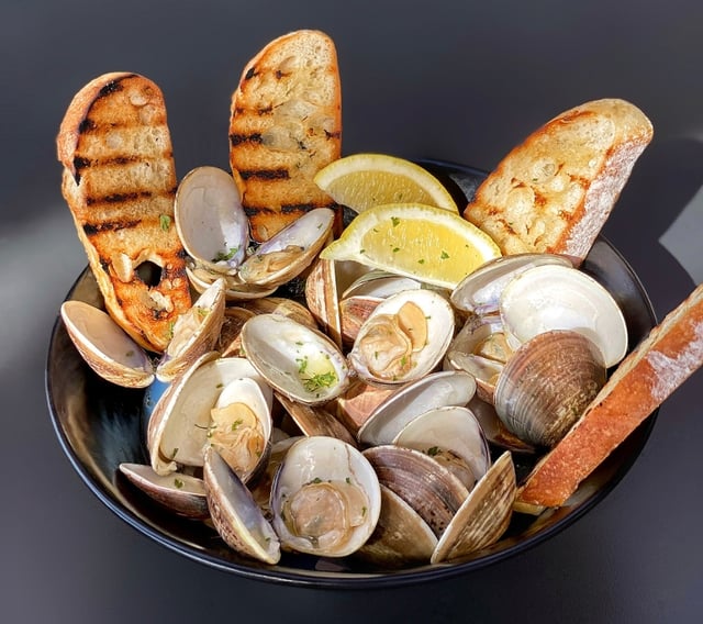 2Lbs STEAMED CLAMS