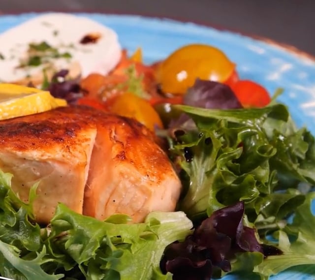 SALMON & CAPRESE