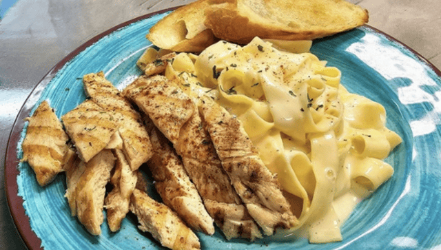 FETTUCCINE ALFREDO WITH CHICKEN